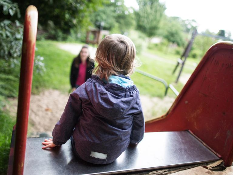 Ein kleiner Junge Noah sitzt in Dortmund (Nordrhein-Westfalen) alleine auf einer Rutsche, während seine Mutter auf ihn wartet. Ein kleiner Junge Noah sitzt in Dortmund (Nordrhein-Westfalen) alleine auf einer Rutsche, während seine Mutter auf ihn wartet.