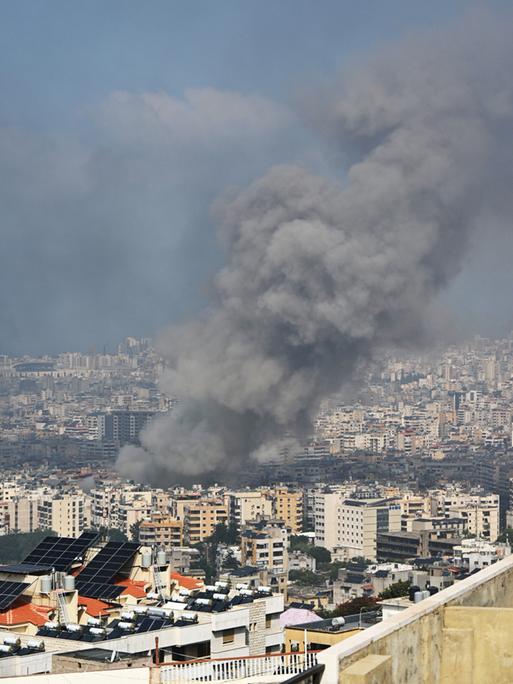 Rauch steigt über dem Gebiet Dahieh auf, nachdem die israelische Armee am 28. September 2024 Luftangriffe im Süden der Hauptstadt Beirut, Libanon, durchgeführt hat. 