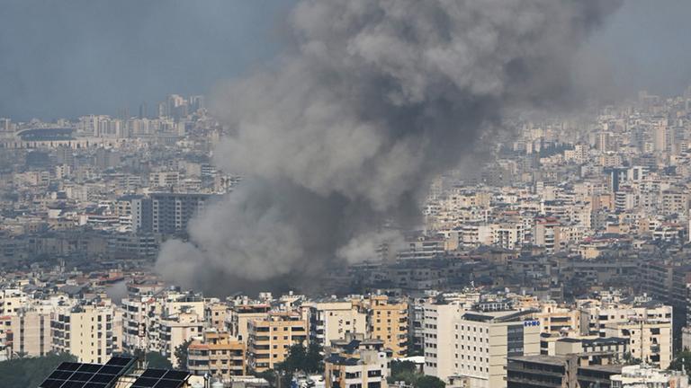 Rauch steigt über dem Gebiet Dahieh auf, nachdem die israelische Armee am 28. September 2024 Luftangriffe im Süden der Hauptstadt Beirut, Libanon, durchgeführt hat. 