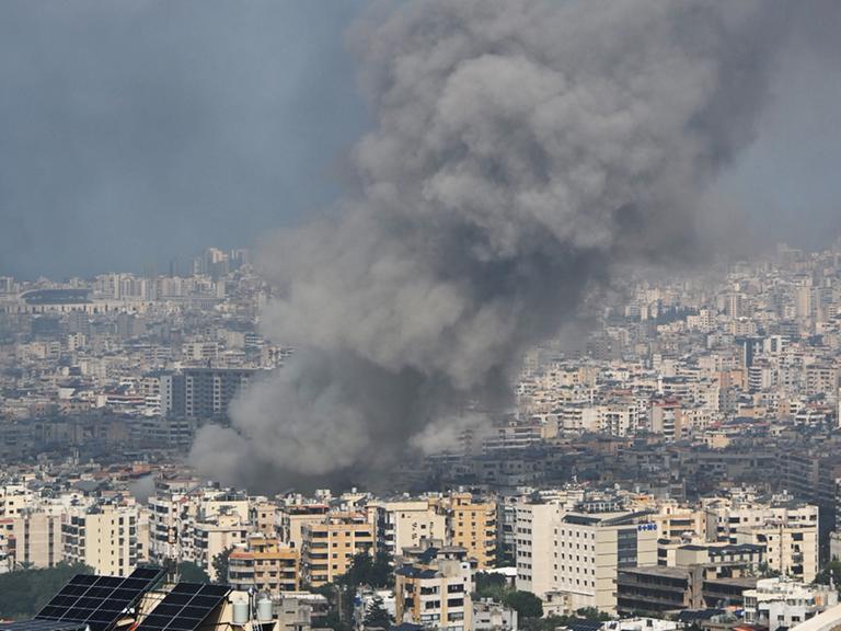 Rauch steigt über dem Gebiet Dahieh auf, nachdem die israelische Armee am 28. September 2024 Luftangriffe im Süden der Hauptstadt Beirut, Libanon, durchgeführt hat. 