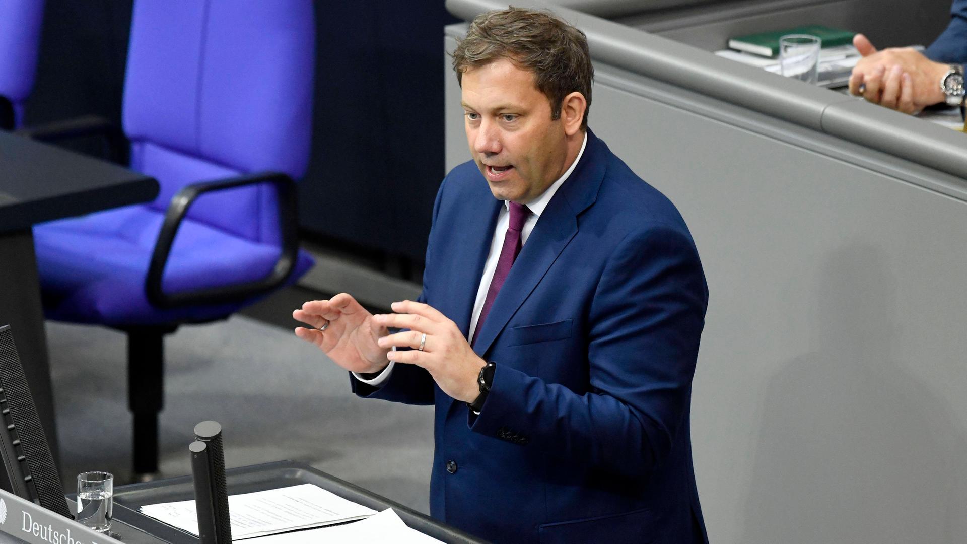 Lars Klingbeil spricht im Bundestag