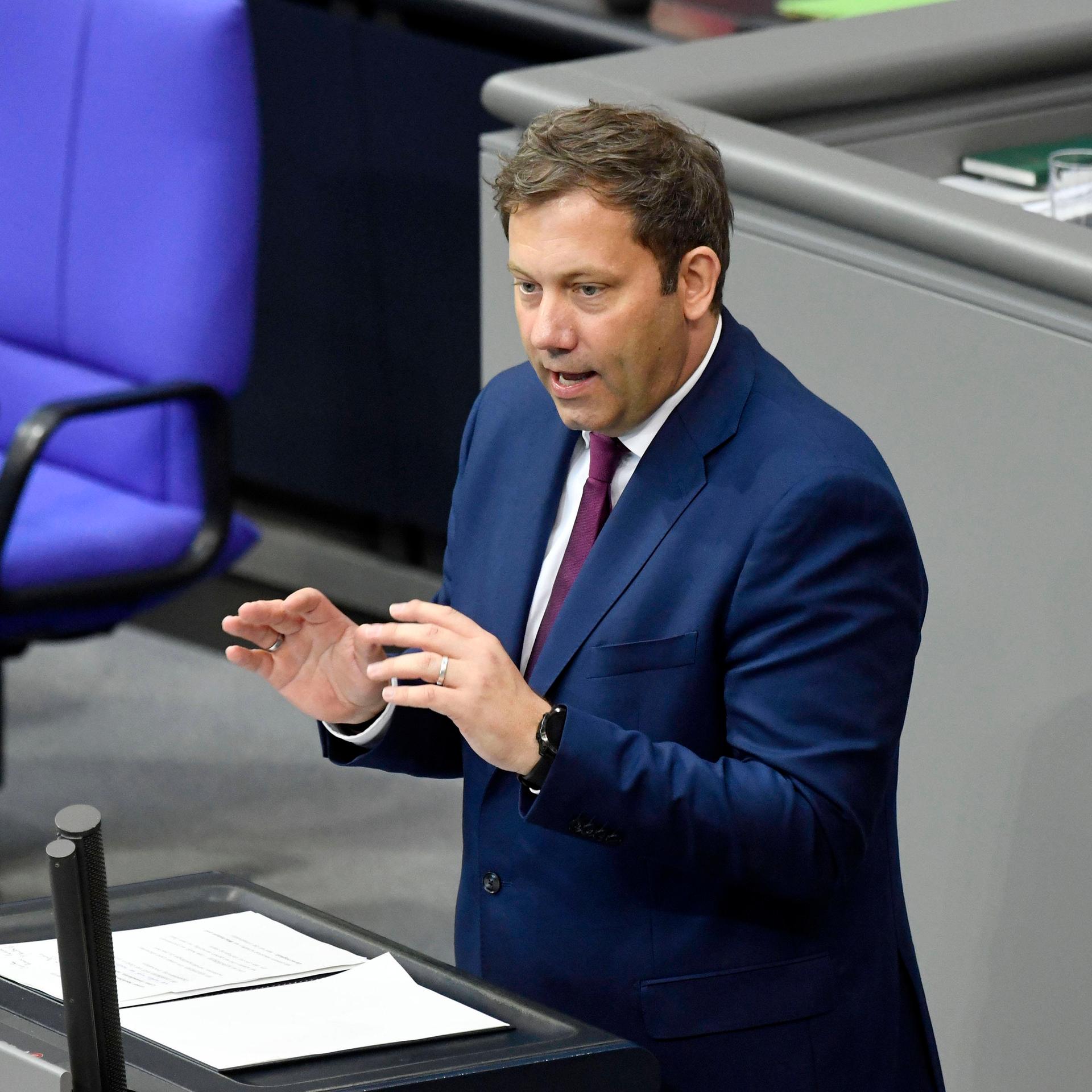 Lars Klingbeil spricht im Bundestag