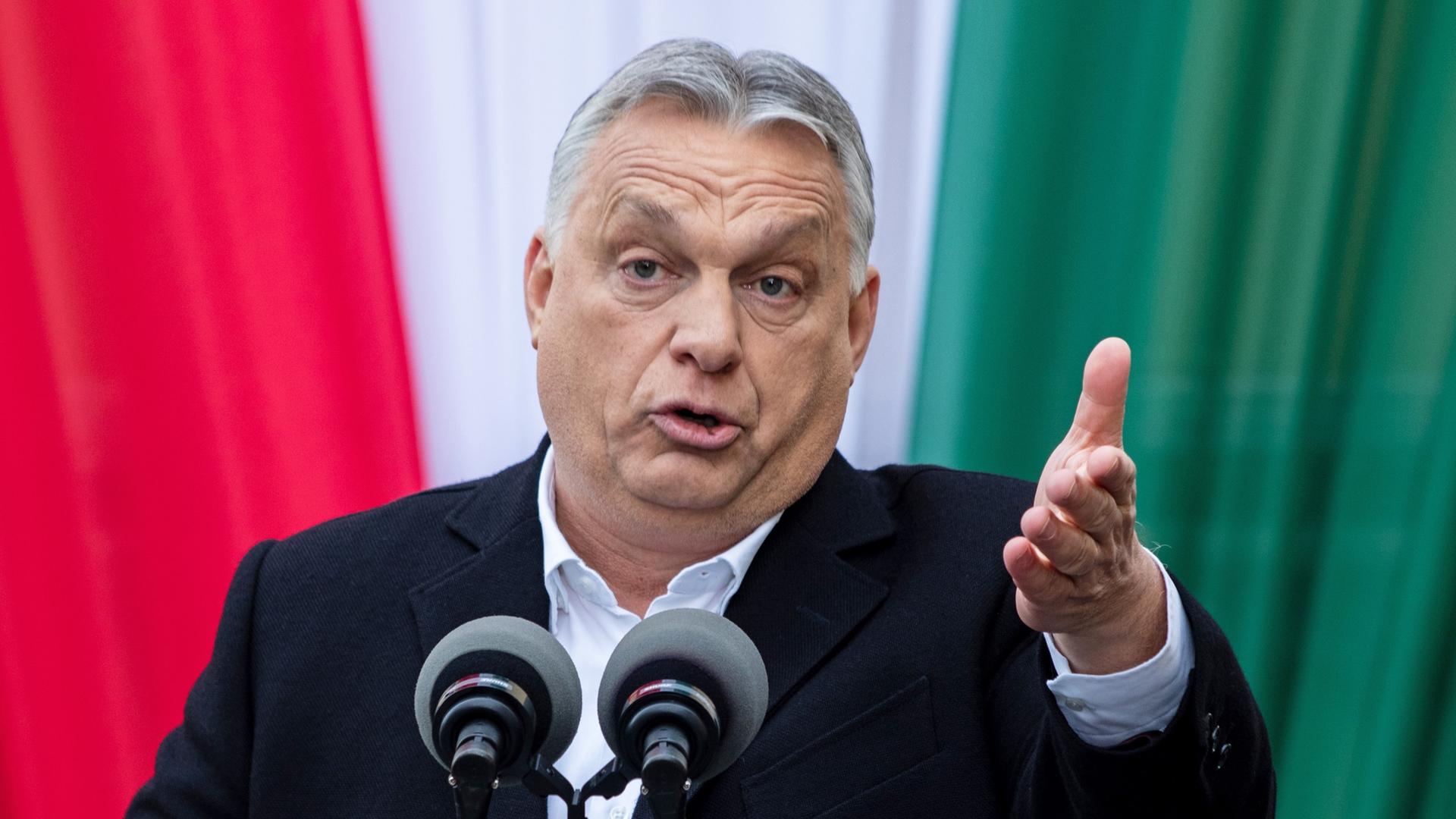 Ungarns Ministerpräsident Viktor Orbán gestikuliert bei einem Wahlkampfauftritt vor einer rot-weiß-grünen Fahne