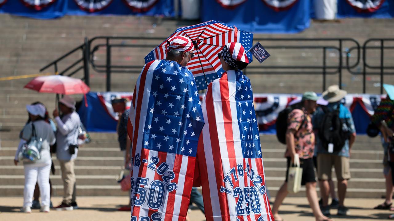 Zwei Personen, eingekleidet in die US-amerikanischen Flagge stehen bei den Feierlichkeiten zum 4.Juli in Washington DC.