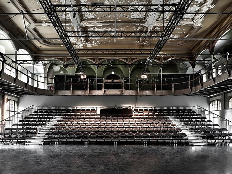Der Zuschauerraum des Festsaals der Sophiensäle in Berlin, von der Bühne aus gesehen.