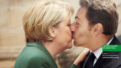 Bundeskanzlerin Angela Merkel (CDU, l) und der französische Staatspräsident Nicolas Sarkozy küssen sich auf einer Fotomontage, die zur neuen Werbekampagne des Bekleidungskonzerns Benetton gehört. Unter dem Titel "Unhate" zeigt die Kampagne sich küssende Politiker die im realen Leben unterschiedlichen Lagern angehören. 