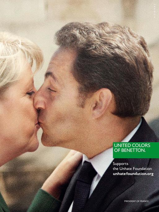 Bundeskanzlerin Angela Merkel (CDU, l) und der französische Staatspräsident Nicolas Sarkozy küssen sich auf einer Fotomontage, die zur neuen Werbekampagne des Bekleidungskonzerns Benetton gehört. Unter dem Titel "Unhate" zeigt die Kampagne sich küssende Politiker die im realen Leben unterschiedlichen Lagern angehören. 