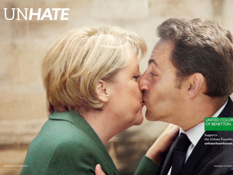 Bundeskanzlerin Angela Merkel (CDU, l) und der französische Staatspräsident Nicolas Sarkozy küssen sich auf einer Fotomontage, die zur neuen Werbekampagne des Bekleidungskonzerns Benetton gehört. Unter dem Titel "Unhate" zeigt die Kampagne sich küssende Politiker die im realen Leben unterschiedlichen Lagern angehören. 