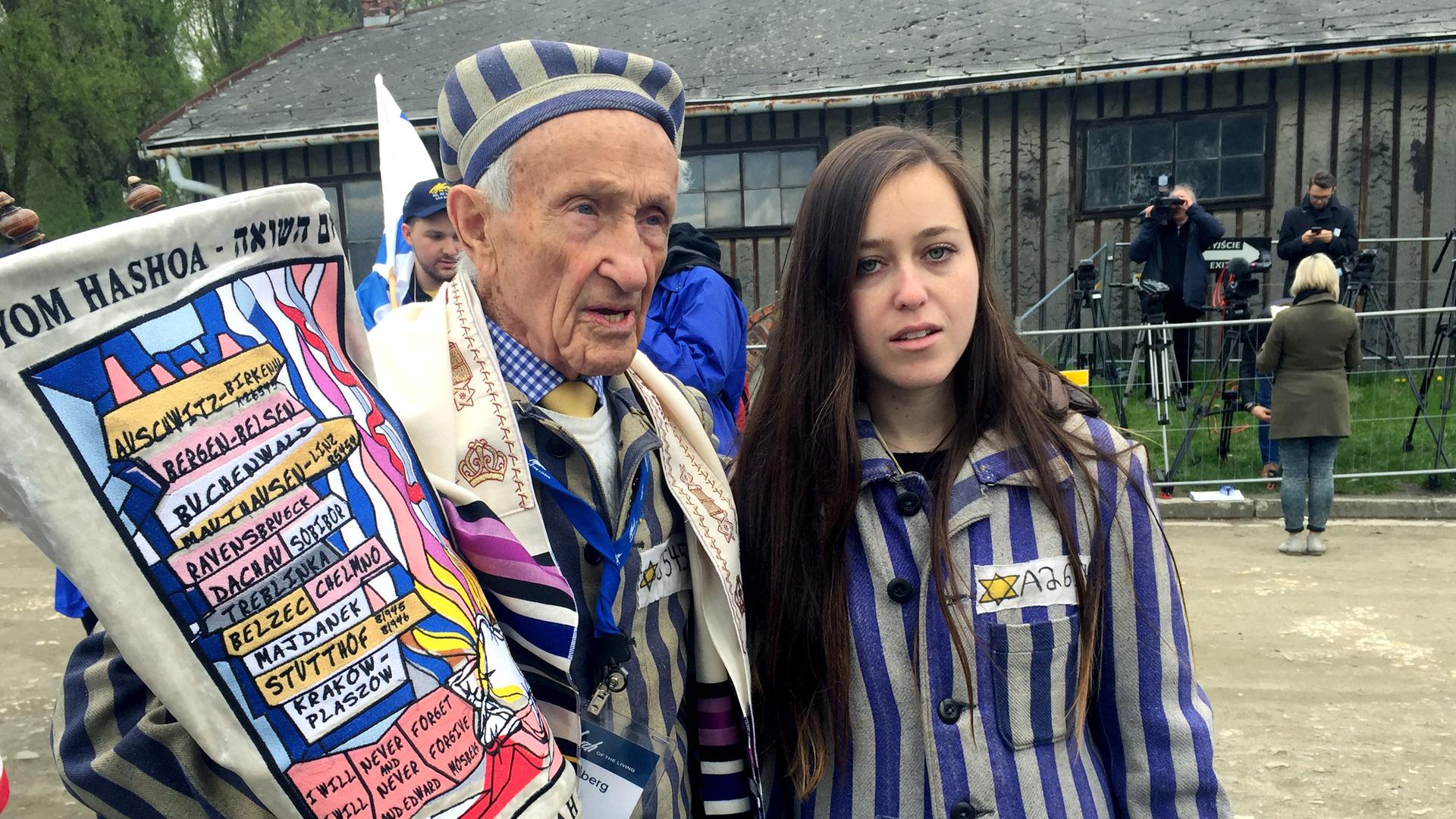 Der Holocaust-Überlebende Edward Mosberg (91)mit seiner Enkelin Jordana (22) beim Marsch der Überlebenden. Jordana trägt die Häftlingsuniform ihrer Großmutter. 