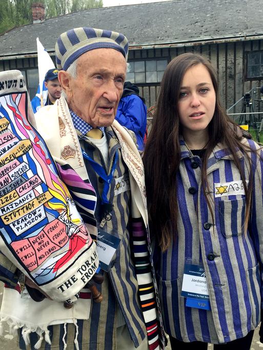 Der Holocaust-Überlebende Edward Mosberg (91)mit seiner Enkelin Jordana (22) beim Marsch der Überlebenden. Jordana trägt die Häftlingsuniform ihrer Großmutter. 