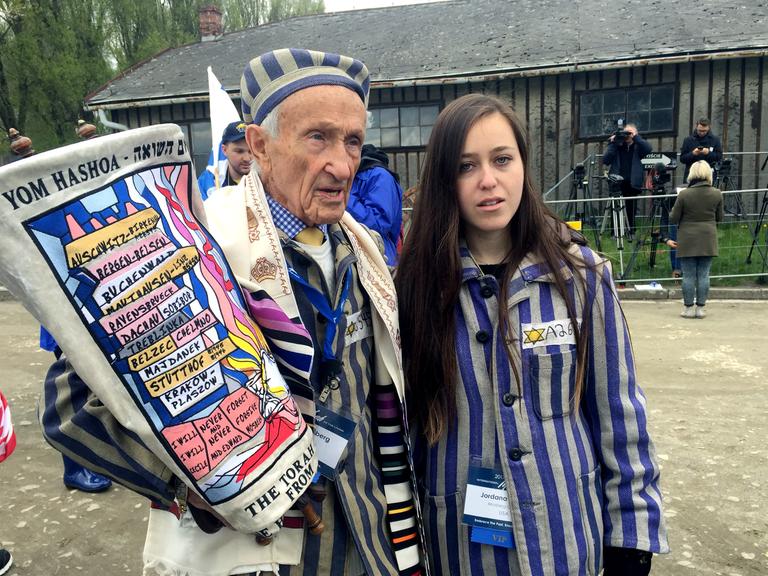 Der Holocaust-Überlebende Edward Mosberg (91)mit seiner Enkelin Jordana (22) beim Marsch der Überlebenden. Jordana trägt die Häftlingsuniform ihrer Großmutter. 