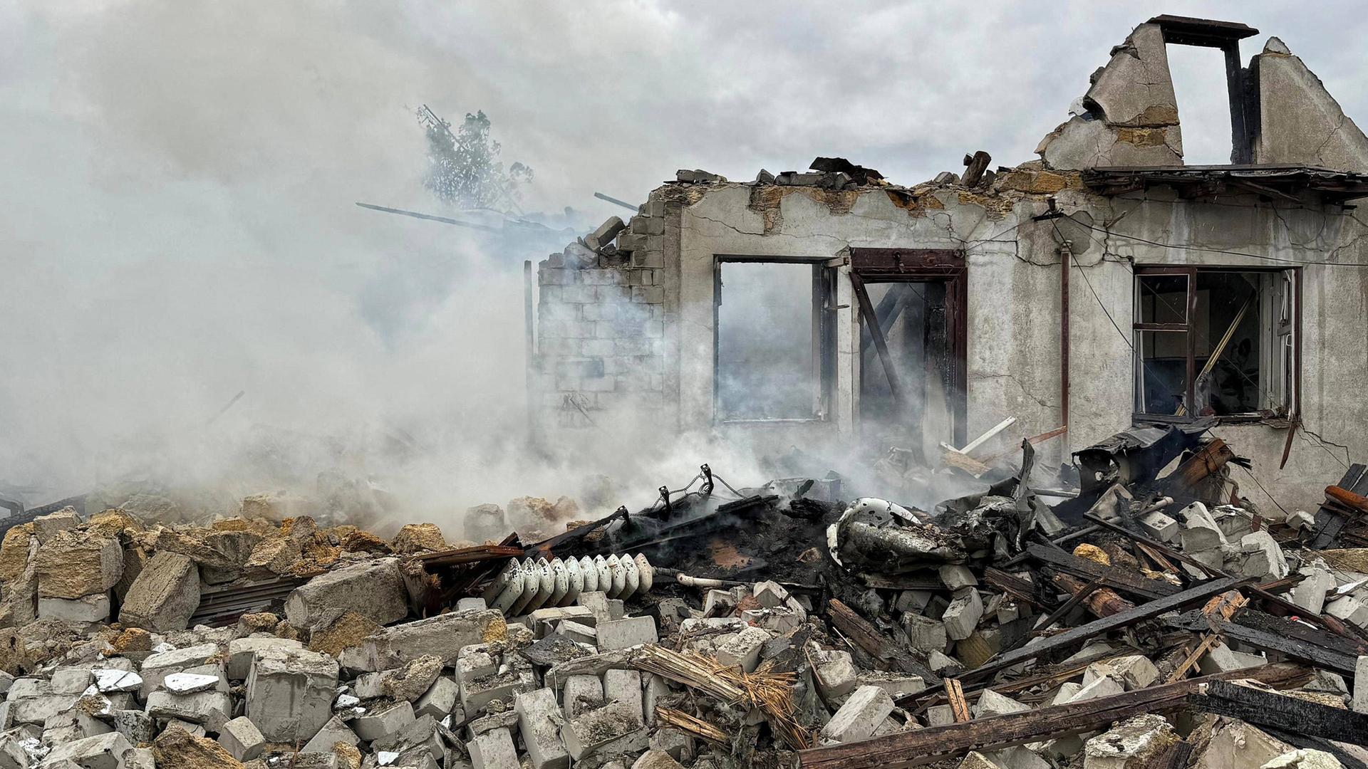 Ein völlig zerstörtes, abgebranntes Haus nach einem russischen Drohnenangriff in der ukrainischen Stadt Odessa.