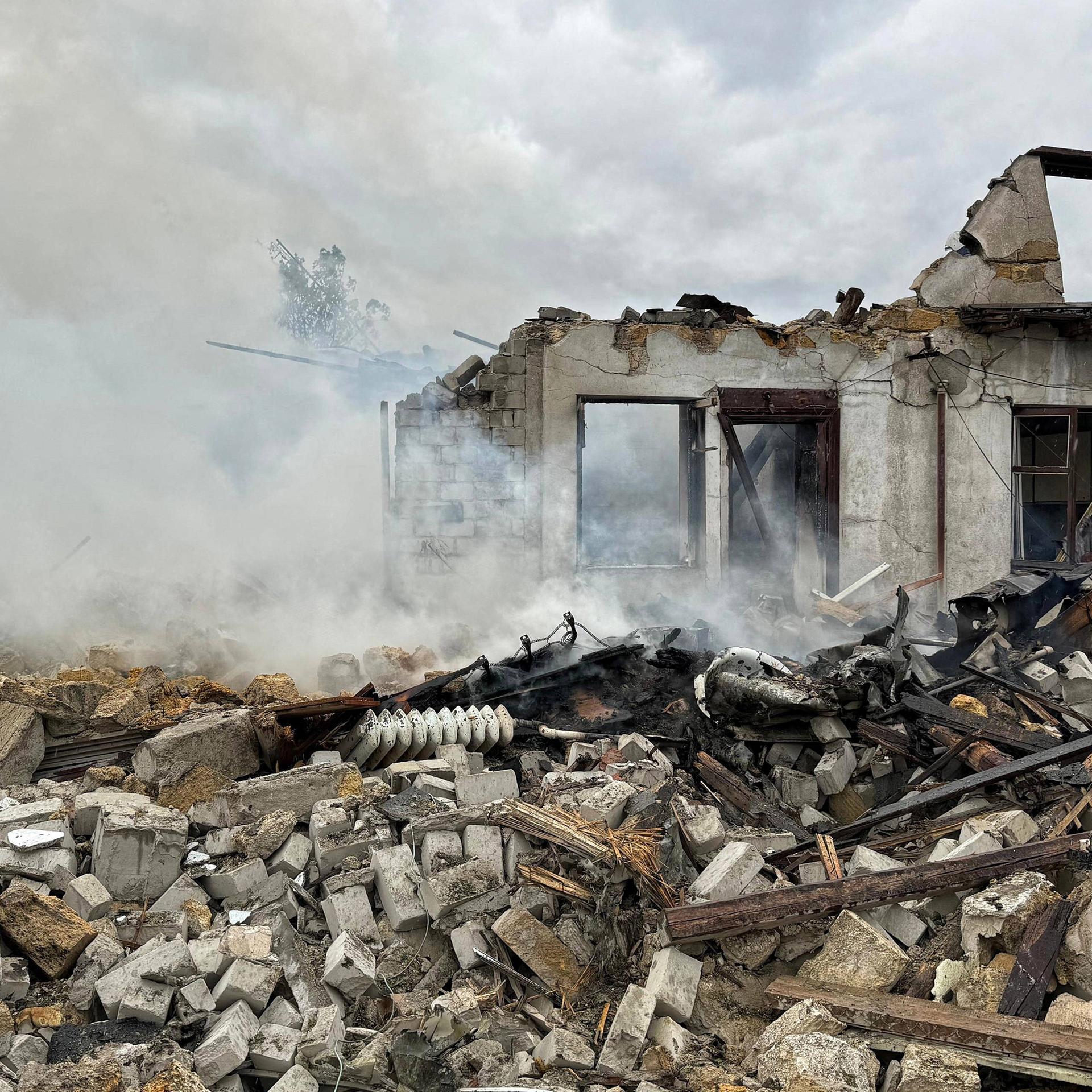 Ein völlig zerstörtes, abgebranntes Haus nach einem russischen Drohnenangriff in der ukrainischen Stadt Odessa.