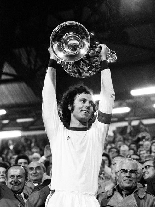 Franz Beckenbauer 1974 mit Europacup 