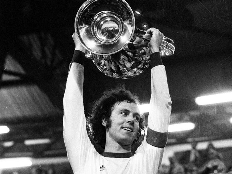 Franz Beckenbauer 1974 mit Europacup 