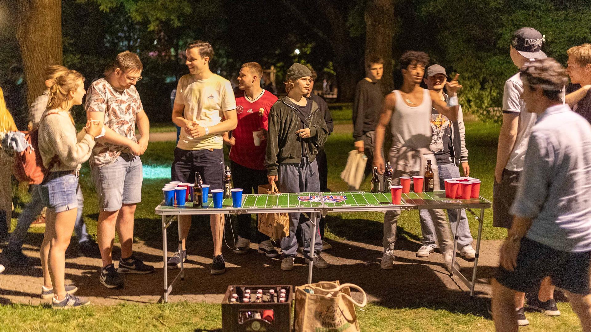 Jugendliche spielen Nachts im alten Botanischen Garten Bierpong.