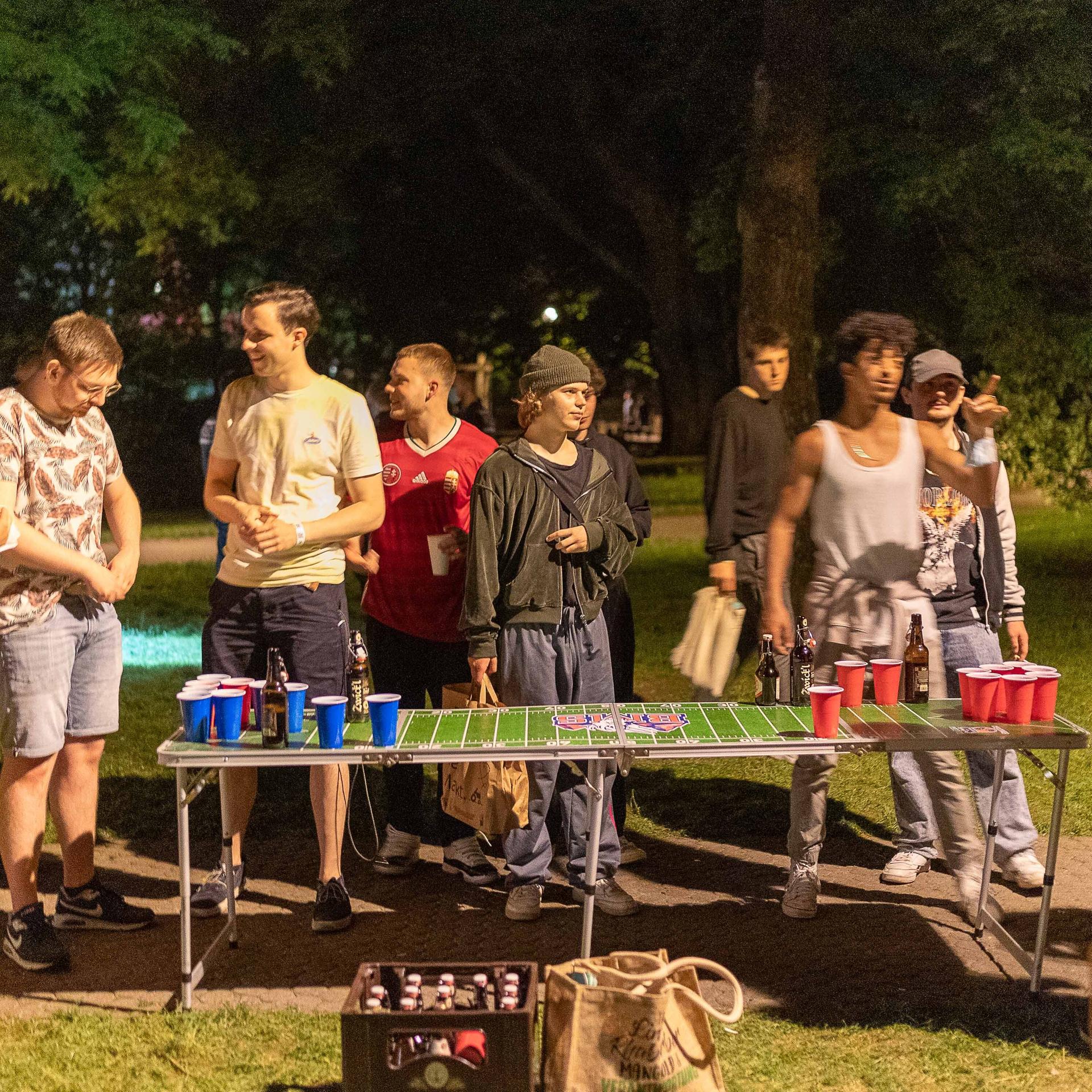 Jugendliche spielen Nachts im alten Botanischen Garten Bierpong.