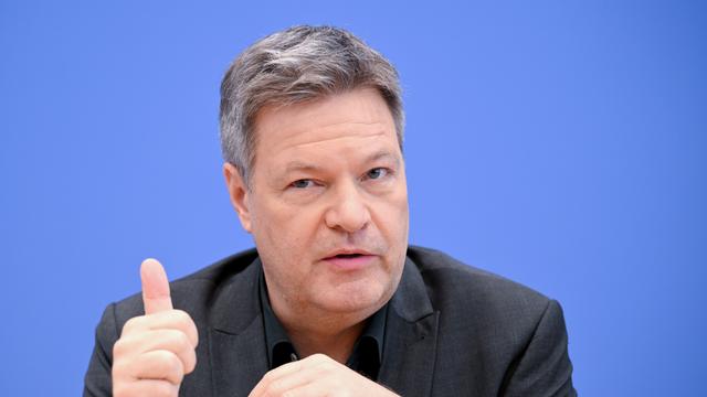 Robert Habeck (Bündnis 90/Die Grünen), Bundesminister für Wirtschaft und Klimaschutz und Kanzlerkandidat, spricht im Haus der Bundespressekonferenz auf einer Pressekonferenz. A