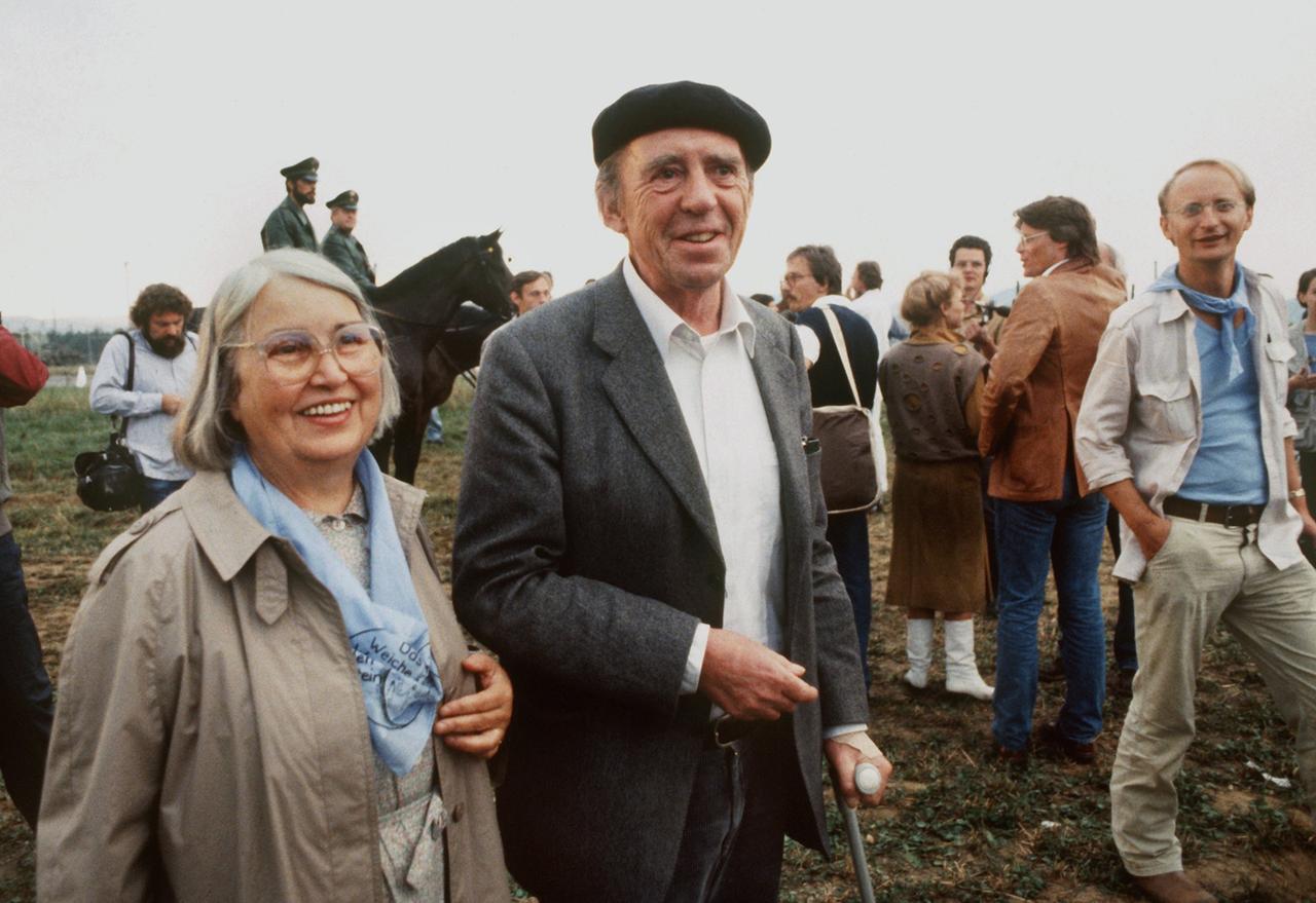 Heinrich und Annemarie Böll 1983 unter Protestierenden in Mutlangen