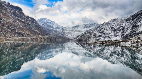 Der heilige Gletschersee Tsongmo im Himalaya-Gebirge im indischen Distrikt North Sikkim.