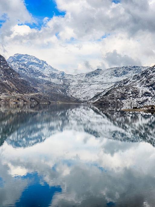 Der heilige Gletschersee Tsongmo im Himalaya-Gebirge im indischen Distrikt North Sikkim.