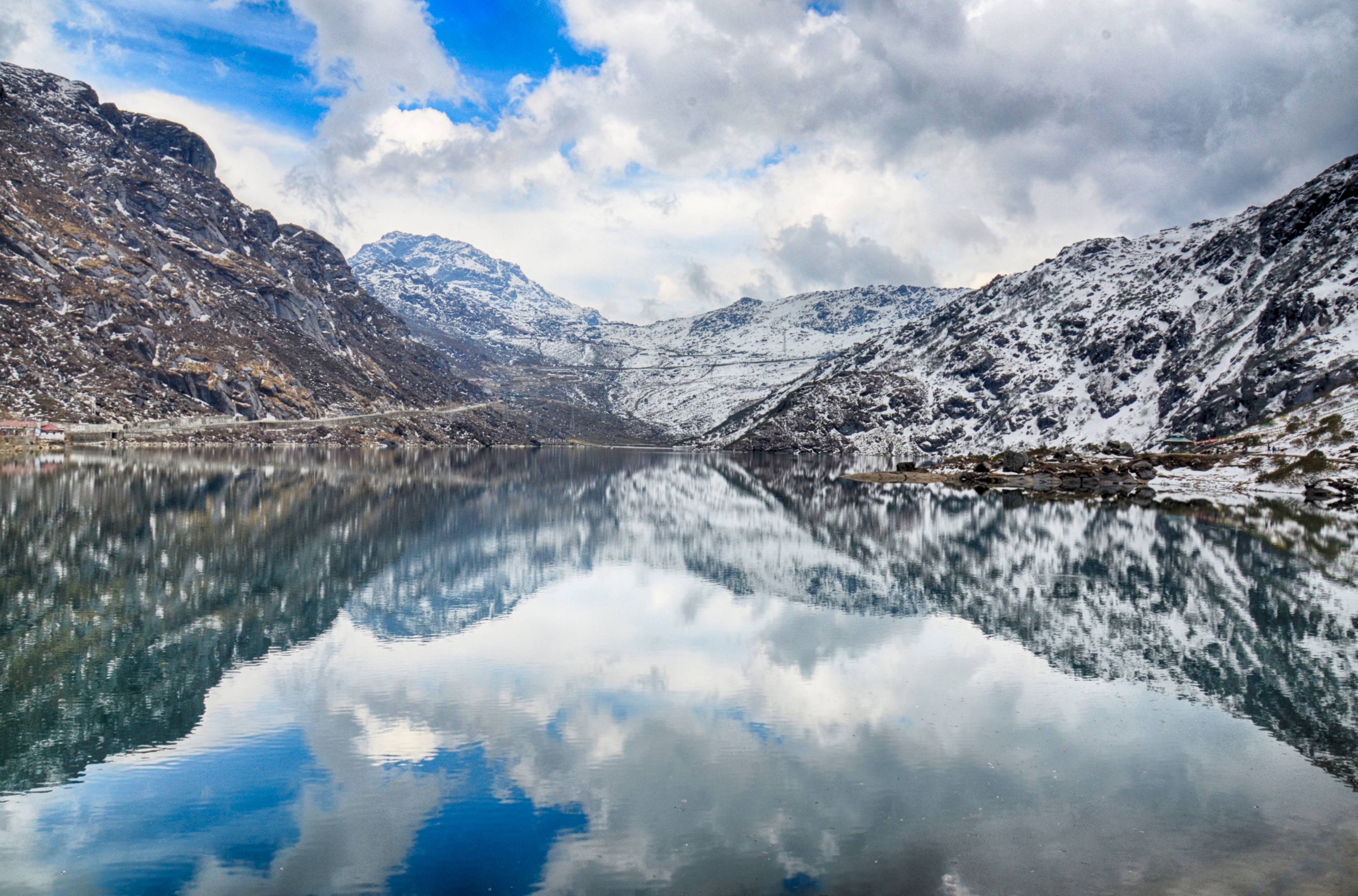Der heilige Gletschersee Tsongmo im Himalaya-Gebirge im indischen Distrikt North Sikkim.