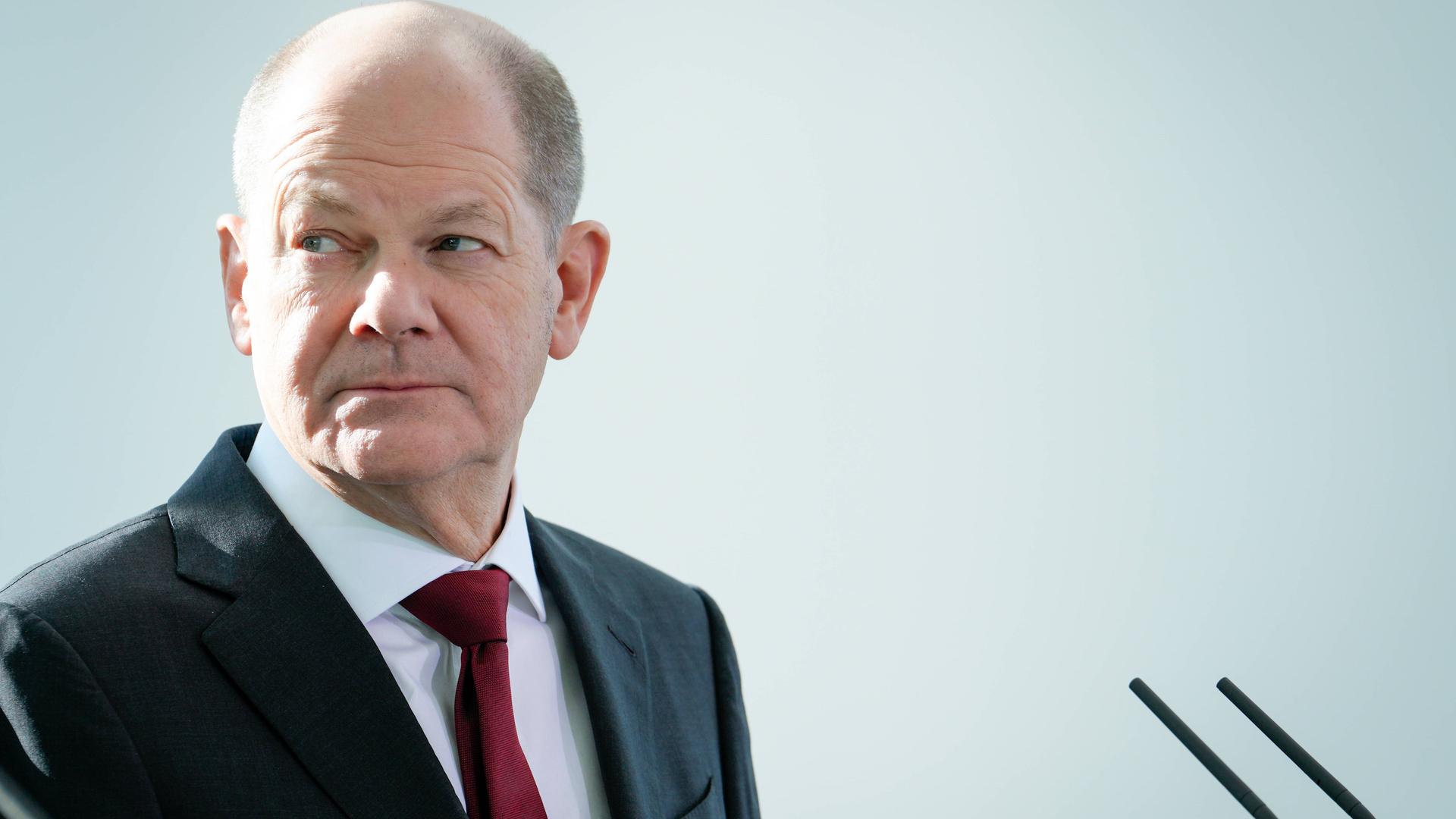 Bundeskanzler Olaf Scholz spricht in einer Pressekonferenz.