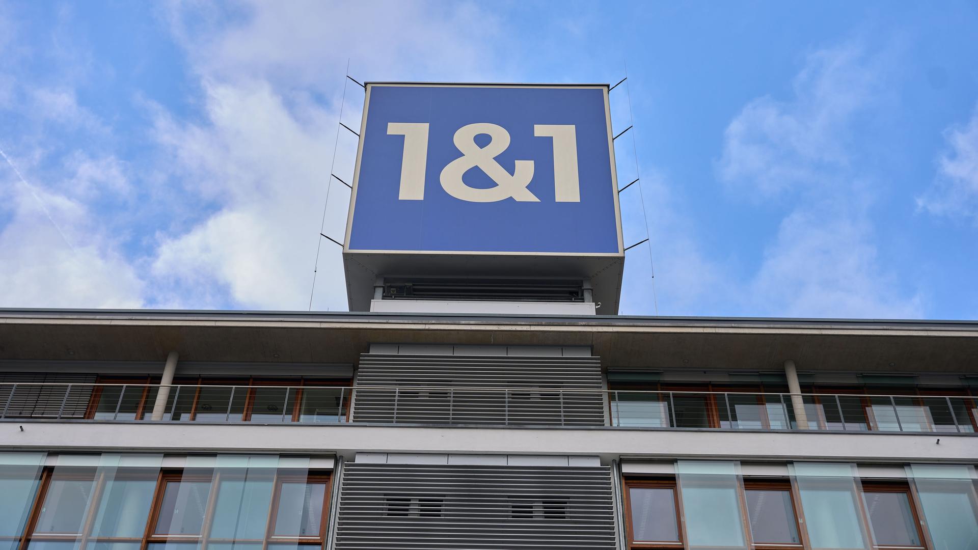 Rheinland-Pfalz, Montabaur: Das Firmenlogo auf dem Dach des Firmengebäudes des Internet- und Mobilfunkunternehmens 1&1. Rheinland-Pfalz, Montabaur: Das Firmenlogo auf dem Dach des Firmengebäudes des Internet- und Mobilfunkunternehmens 1&1.