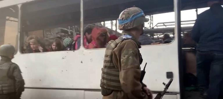 Standbild aus einem Video, dass zeigen soll, wie Zivilisten am 1. Mai aus dem Asowstal-Stahlwerk in Mariupol gebracht werden.