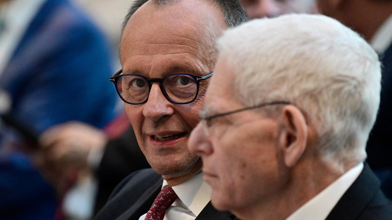 Bundeskanzler Friedrich Merz (CDU) und der Präsident des Zentralrats der Juden in Deutschland, Josef Schuster, sitzen nenbeneinander. Merz blickt in die Kamera, Schuster zum linken Bildrand. Er ist im Profil zu sehen. Bundeskanzler Friedrich Merz (CDU) und der Präsident des Zentralrats der Juden in Deutschland, Josef Schuster, sitzen nenbeneinander. Merz blickt in die Kamera, Schuster zum linken Bildrand. Er ist im Profil zu sehen.
