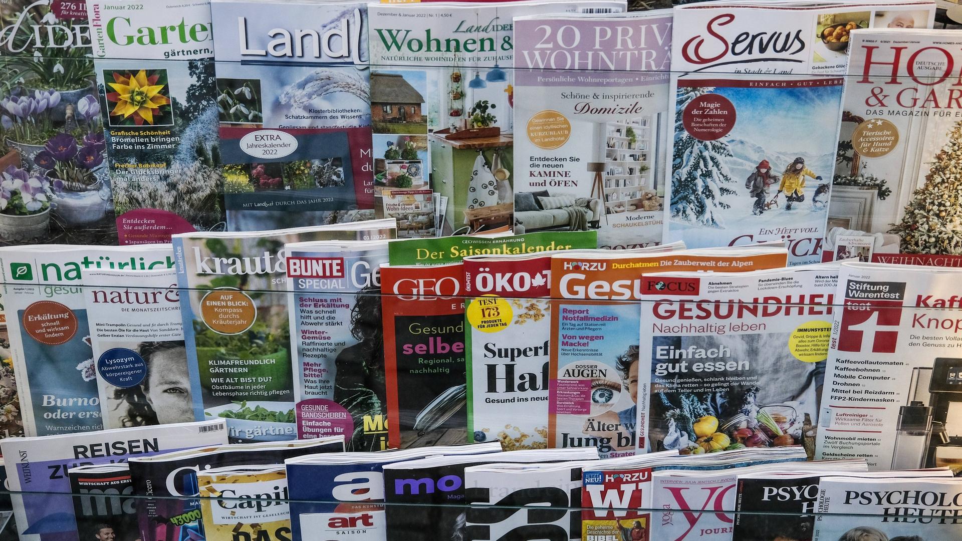 Ein Regal mit verschiedenen Illustrierten und Magazinen zu unterschiedlichsten Themen in einem Pressehandel.