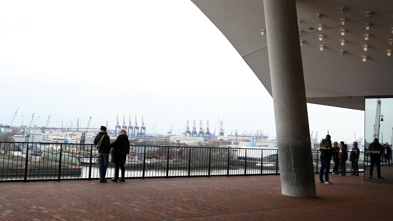 Hamburg: Besucher stehen auf der Plaza der Elbphilharmonie. 