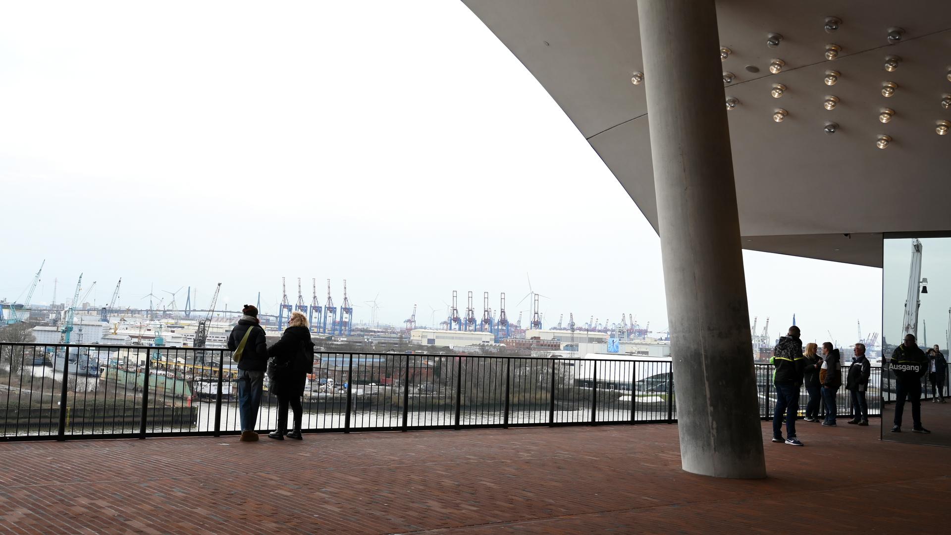 Hamburg: Besucher stehen auf der Plaza der Elbphilharmonie. Hamburg: Besucher stehen auf der Plaza der Elbphilharmonie.