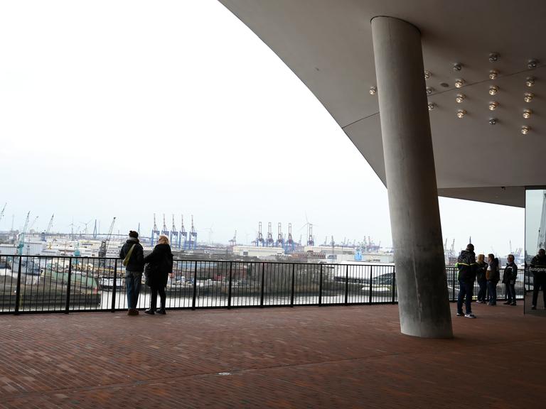 Hamburg: Besucher stehen auf der Plaza der Elbphilharmonie. 