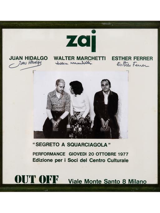 Eine gerahmte Einladungskarte zu einer Veranstaltung von "Zaj" mit einem schwarz/weiß-Foto von Juan Hidalgo, Walter Marchetti und Esther Ferrer
 
