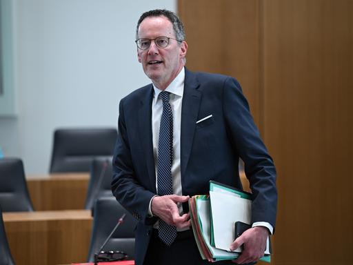 Michael Ebling (SPD), Innenminister von Rheinland-Pfalz, nimmt an der Plenarsitzung des Landtags Rheinland-Pfalz teil.