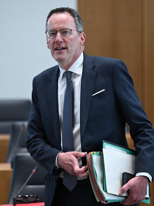 Michael Ebling (SPD), Innenminister von Rheinland-Pfalz, nimmt an der Plenarsitzung des Landtags Rheinland-Pfalz teil.