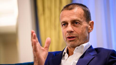 UEFA-Präsident Aleksander Ceferin gestikuliert sitzend.