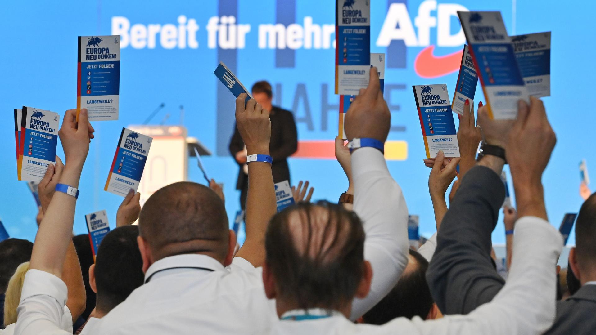 Delegierte Stimmen ab,Abstimmung,Stimmkarten.Logo. 14.Bundesparteitag der AfD Alternative fuer Deutschland am 28.07.2023 in der Messe Magdeburg