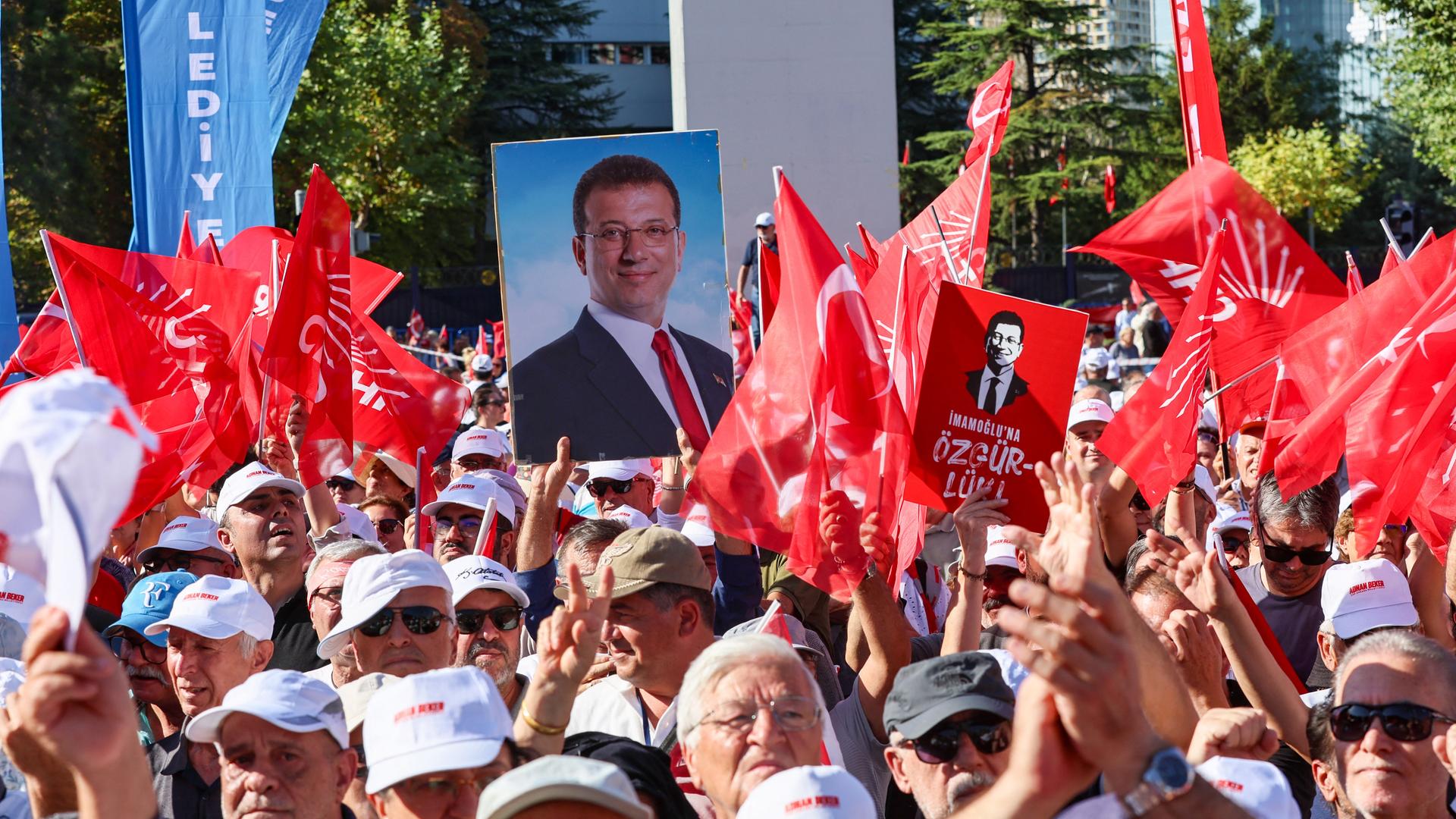 Anhänger der türkischen Oppositionspartei CHP halten bei einer Demonstration Portraits des Parteivorsitzenden Özgür Özel in die Luft. Anhänger der türkischen Oppositionspartei CHP halten bei einer Demonstration Portraits des Parteivorsitzenden Özgür Özel in die Luft.