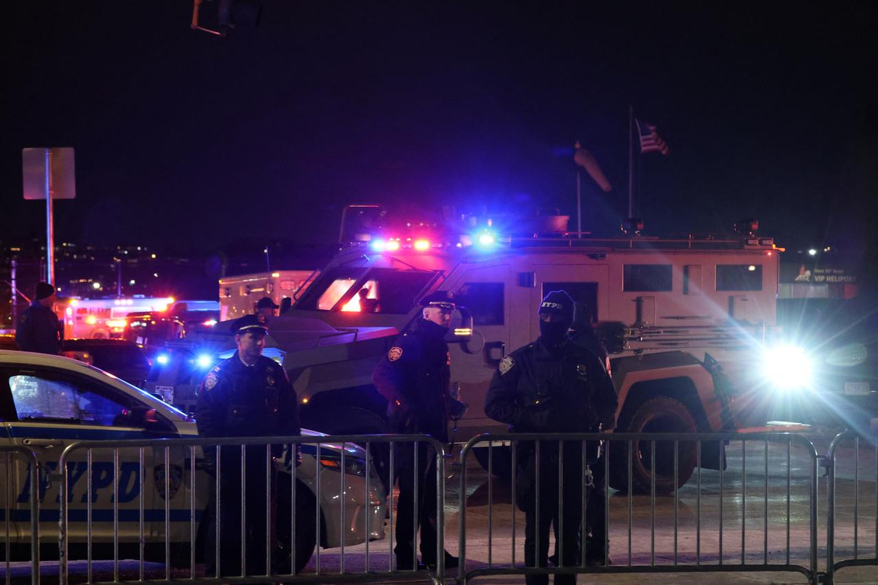 US-Einsatzkräfte in New York sichern die Eskortierung des festgenommenen Machthabers Maduro und seiner Frau.