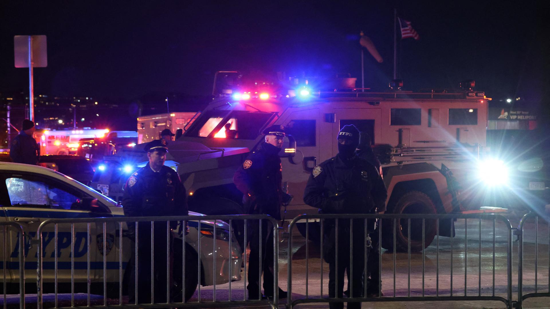 US-Einsatzkräfte in New York sichern die Eskortierung des festgenommenen Machthabers Maduro und seiner Frau.