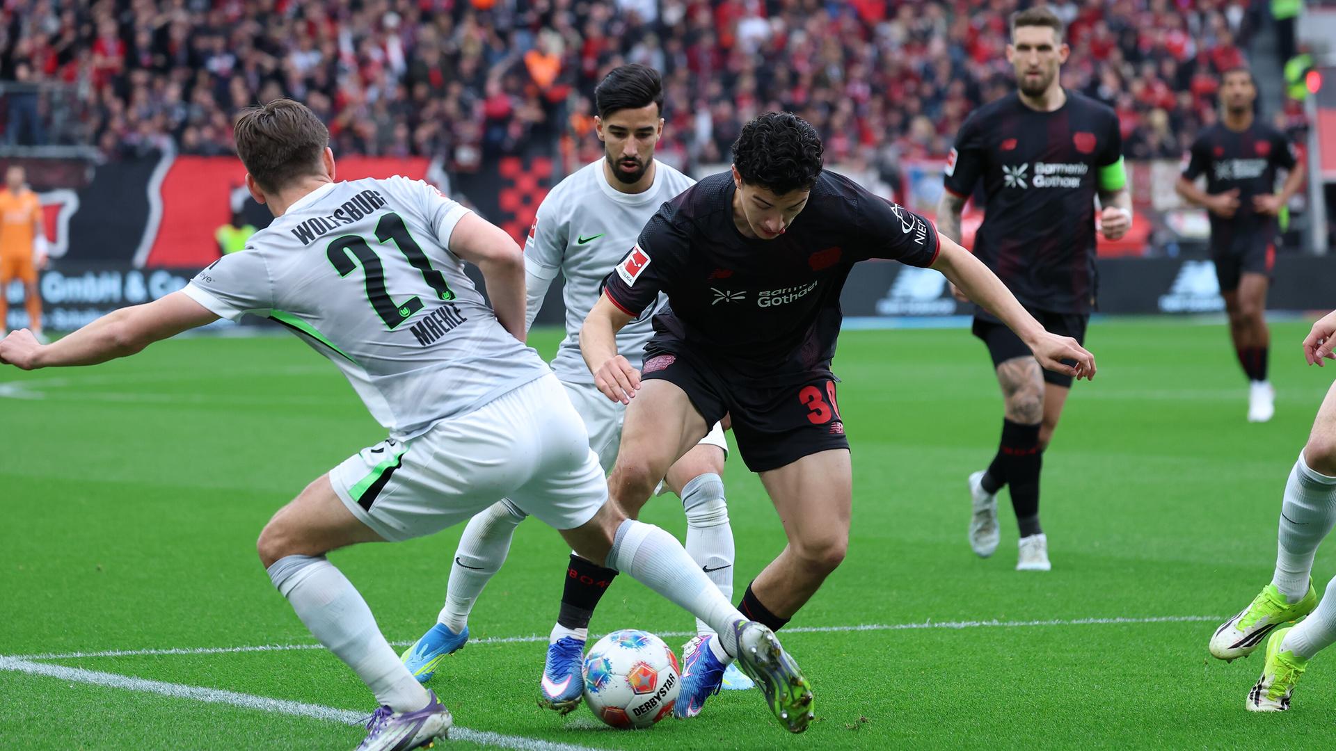 Ibrahim Maza (Leverkusen) im Zweikampf gegen Joakim Mæhle (Wolfsburg)