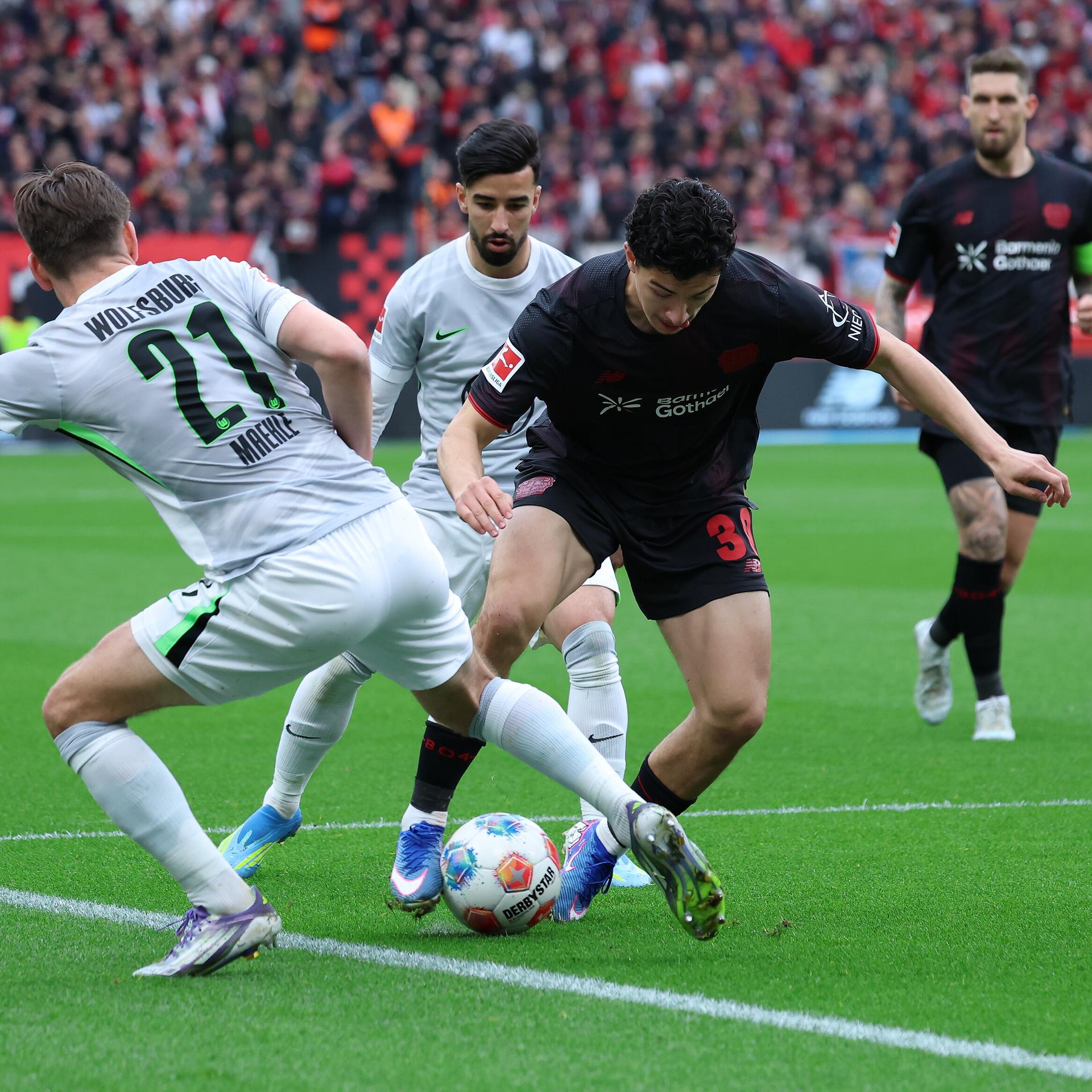 Ibrahim Maza (Leverkusen) im Zweikampf gegen Joakim Mæhle (Wolfsburg)