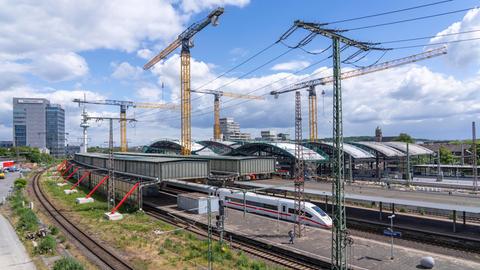 Modernisierung des Duisburger Hauptbahnhof, die Bahnsteige der 13 Gleise werden erneuert, 2 Bahnsteige sind bereits fertig, die alten Flachdächer werden durch ein gewelltes Stahl- und Glasdach ersetzt.