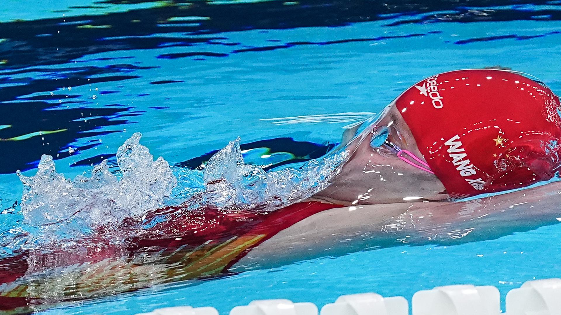 Wang Xueer vom Team China nimmt an den 4x100-m-Lagenstaffel-Schwimmläufen der Frauen bei den Olympischen Spielen 2024 in Paris teil. 