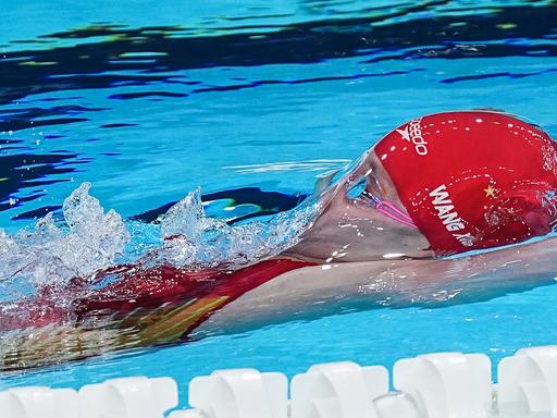 Wang Xueer vom Team China nimmt an den 4x100-m-Lagenstaffel-Schwimmläufen der Frauen bei den Olympischen Spielen 2024 in Paris teil. 