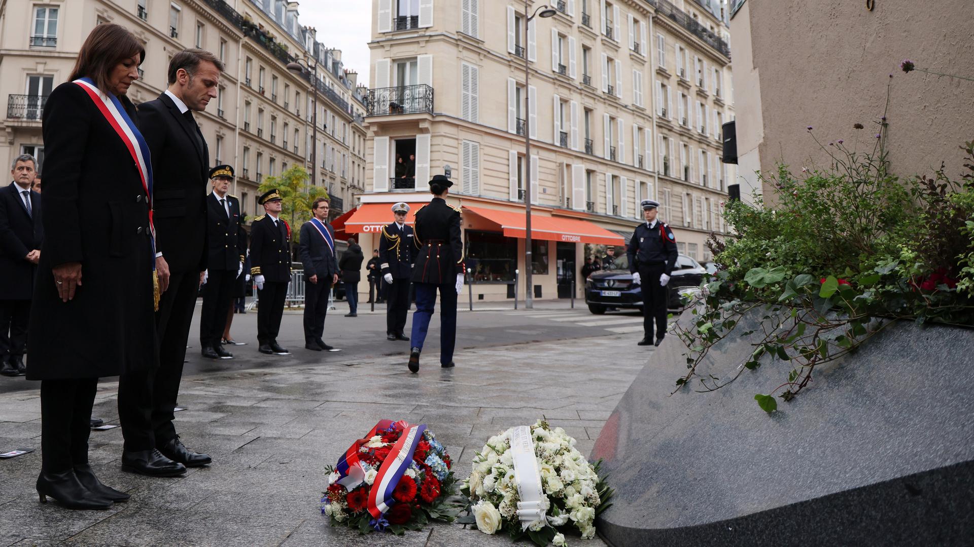 Frankreichs Präsident Macron und die Pariser Bürgermeisterin Hidalgo gedenken der Opfer der Terroranschläge in Paris vor zehn Jahren nahe der Cafés "Le Petit Combodge" und "Le Carillon".