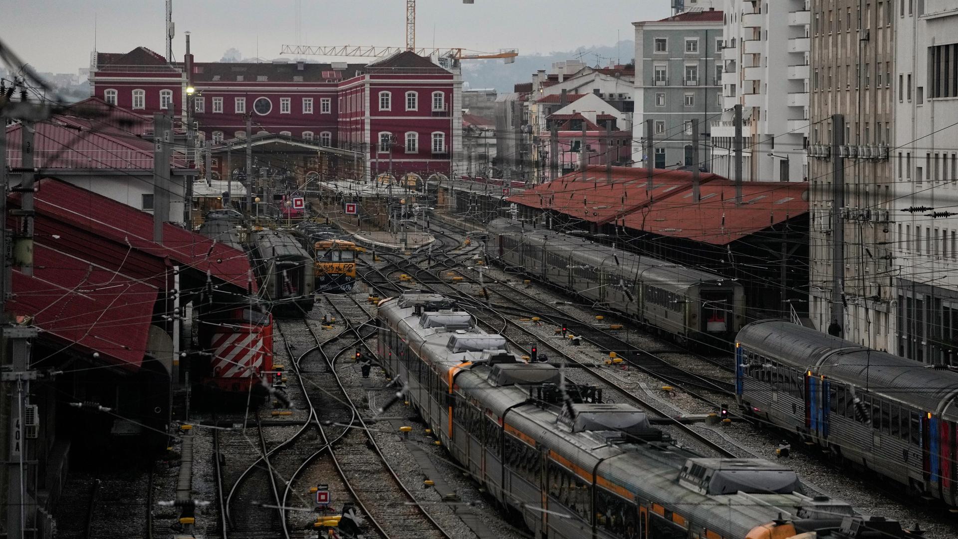 Lissabon: Am frühen Morgen stehen die Züge im Bahnhof Santa Apolonia in Lissabon während eines Generalstreiks. Lissabon: Am frühen Morgen stehen die Züge im Bahnhof Santa Apolonia in Lissabon während eines Generalstreiks.