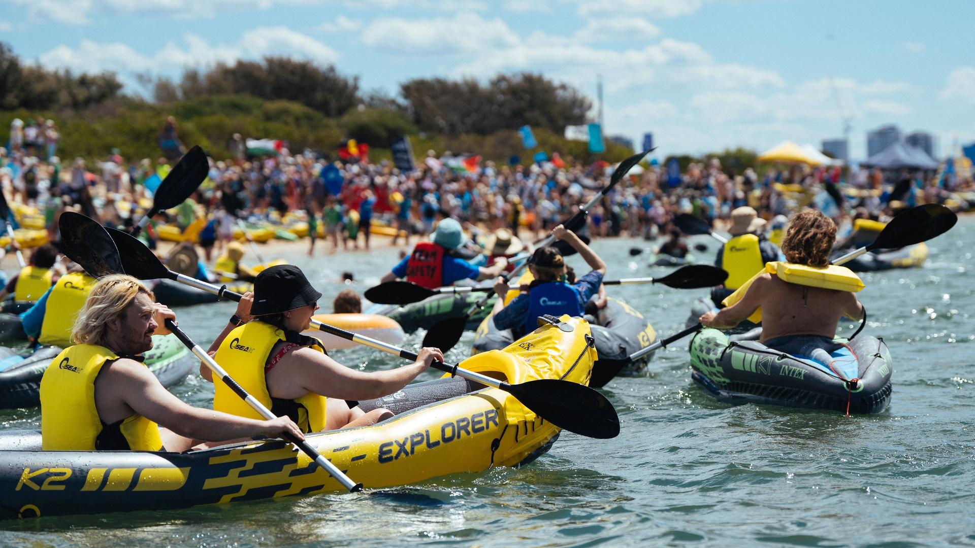 Klimaaktivisten in Kajaks im australischen Newcastle